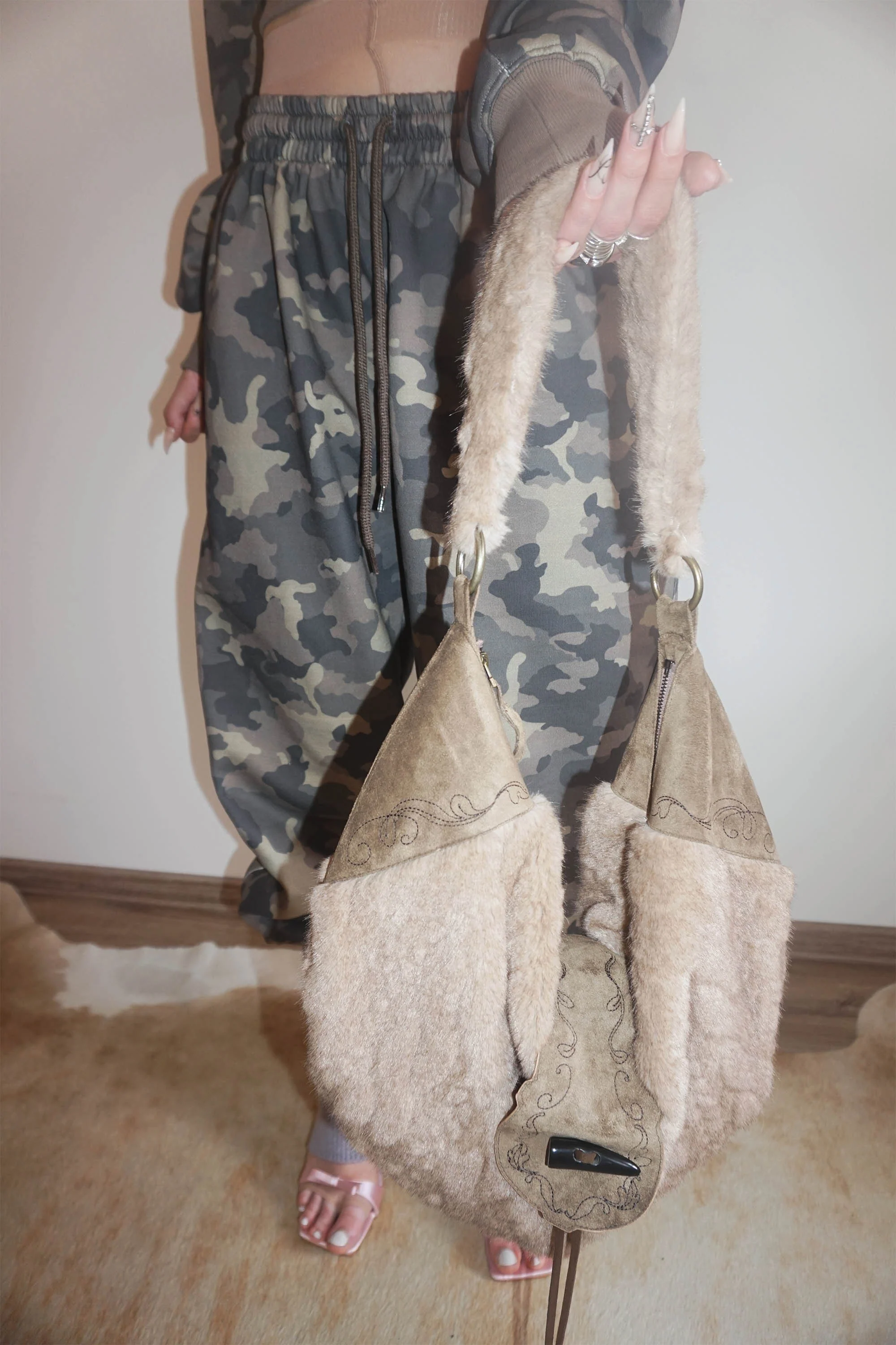 Horseshoe Fur Bag Brown - Image 4