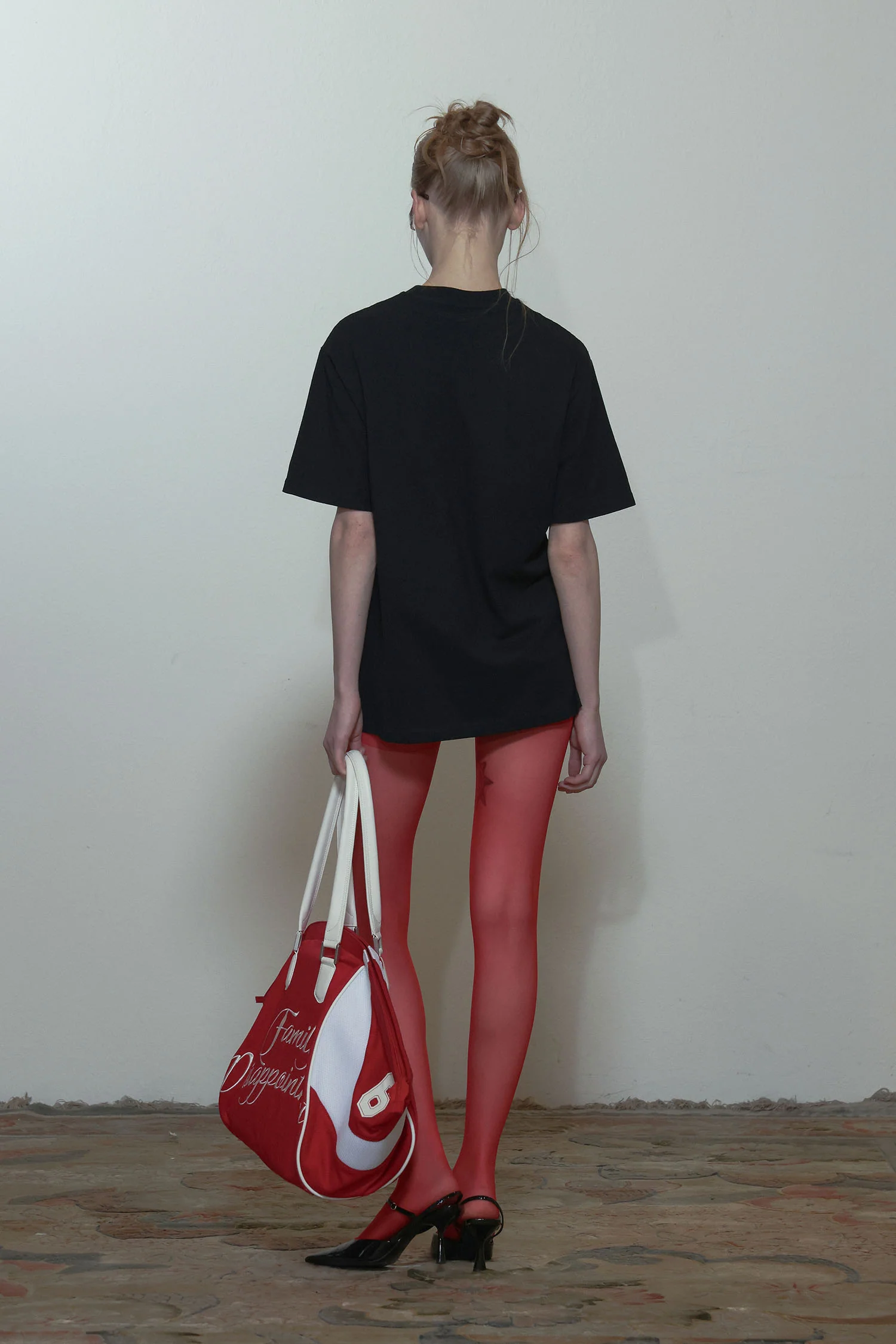 Looking for free Tee Black - Image 4